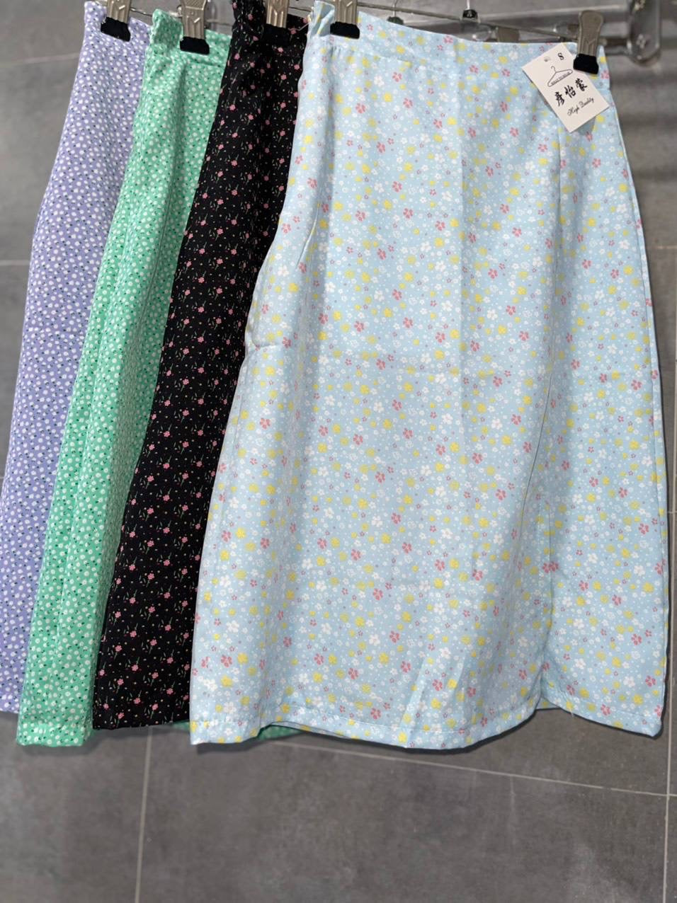 Skirt straight flowers pattern