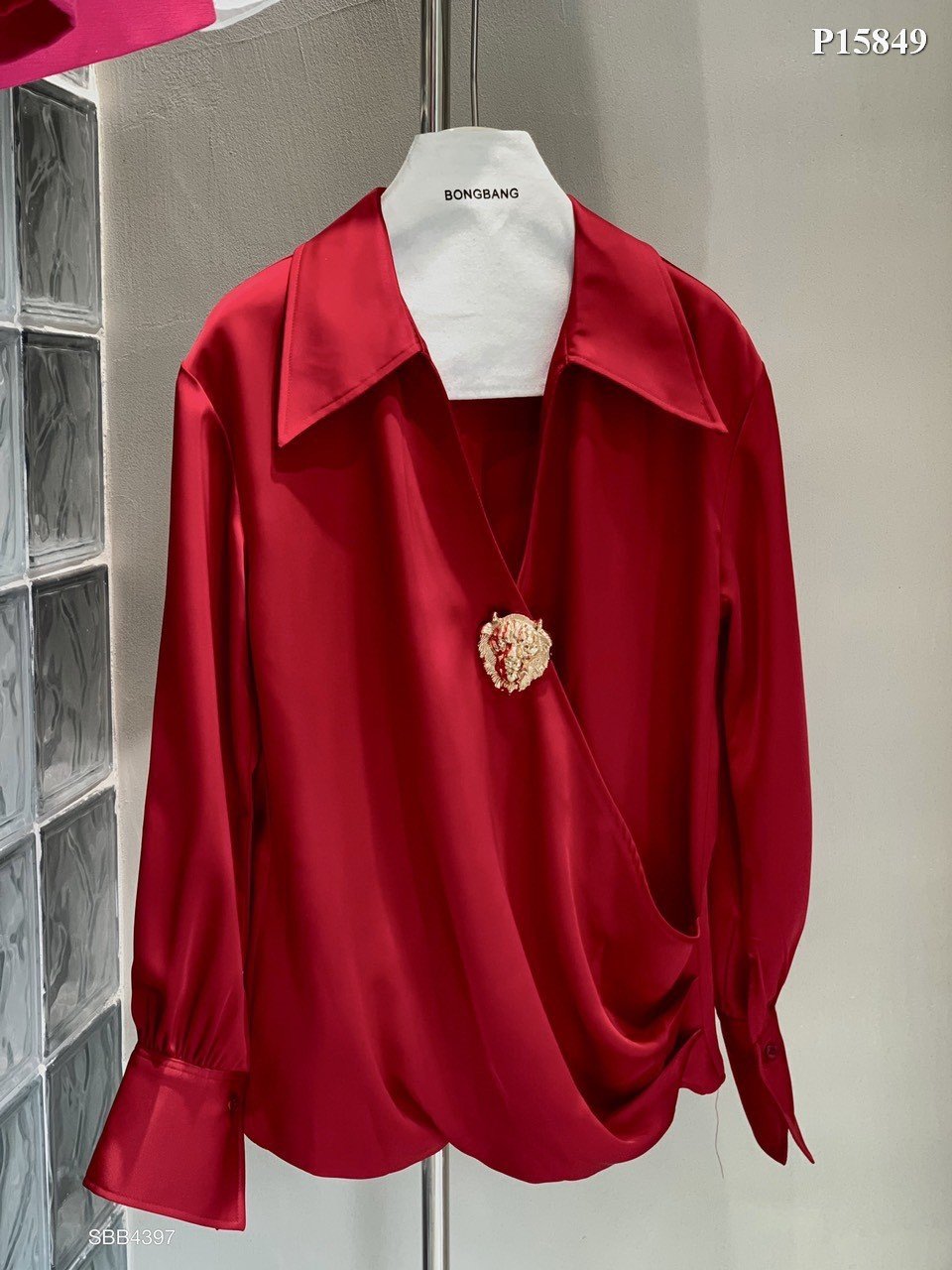 Lion red white